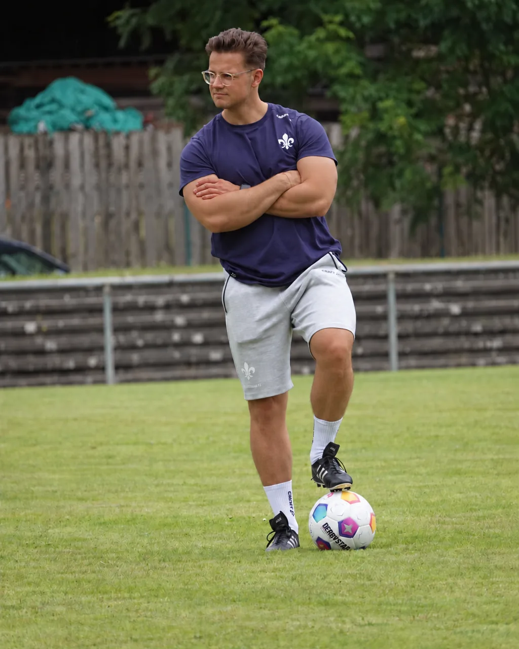 Erlea Noller, Inhaber und Physiotherapeut von Physiomedic, auf dem Fußballplatz
