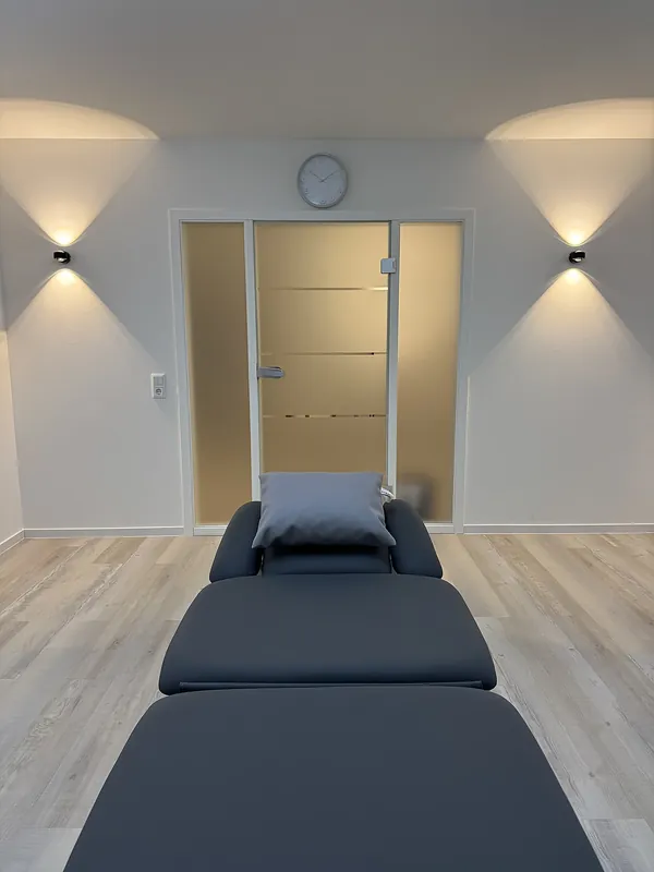 Behandlungsraum mit Therapieliege in der Praxis Sofienstraße