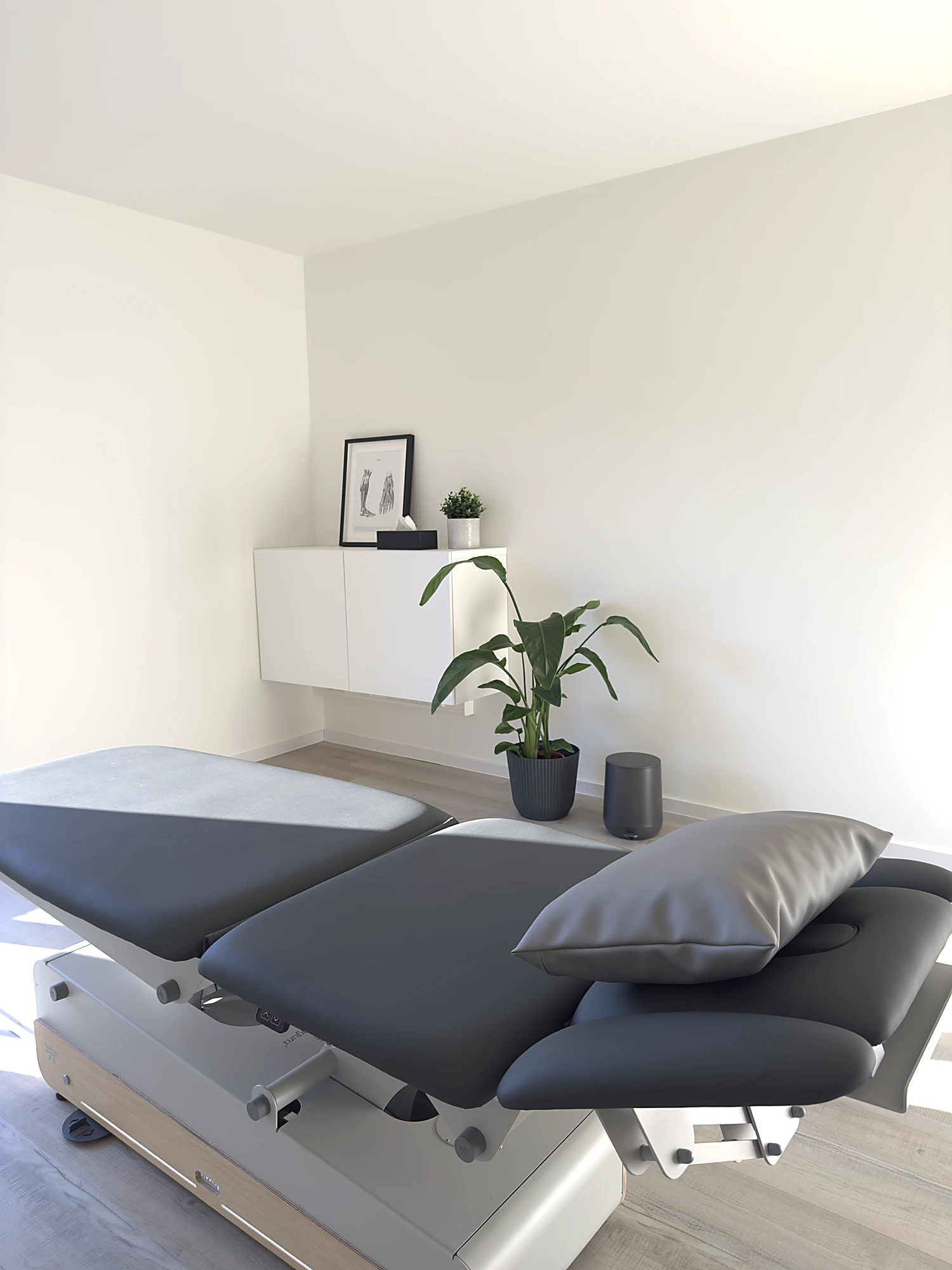 Moderner Behandlungsraum mit elektrischer Therapieliege bei Physiomedic Eltville