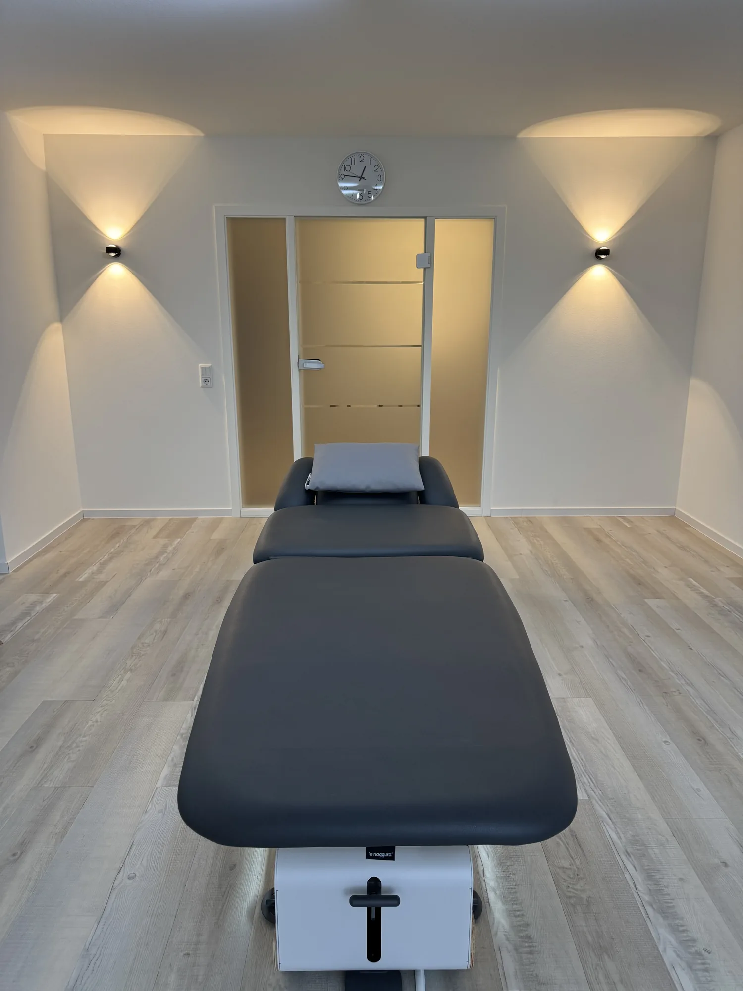 Heller Behandlungsraum mit moderner naggura-Therapieliege bei Physiomedic Eltville